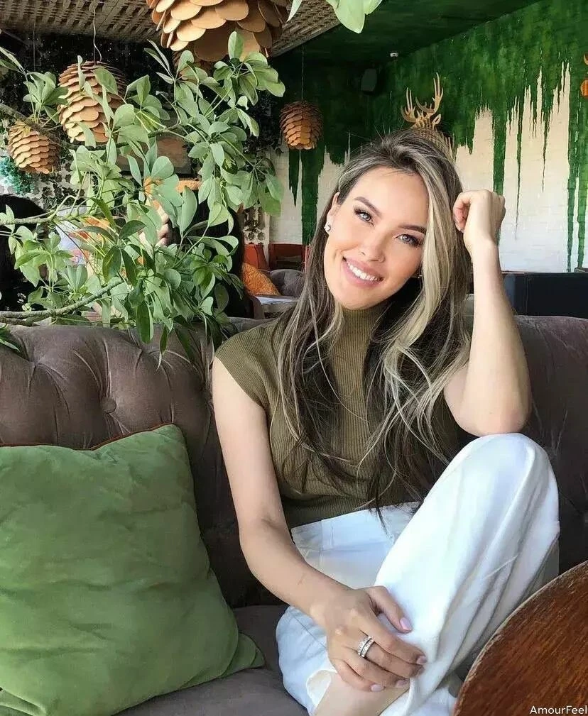 Holly Elizabeth Ann, 31